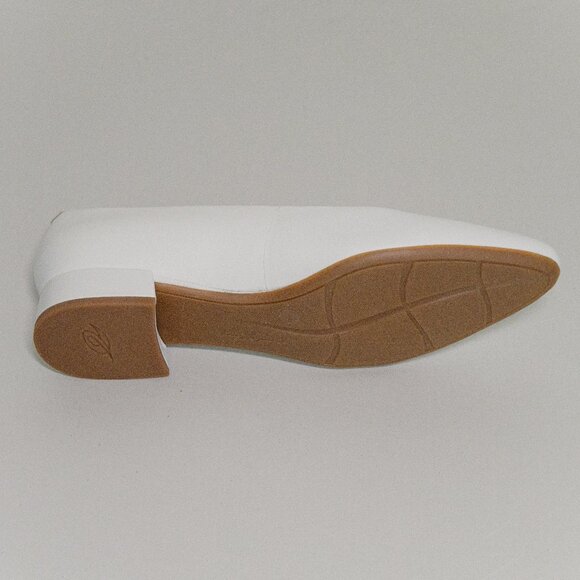 Easy Spirit Caldise Leather Low Heel Dress Shoes in White - Picture 8 of 15